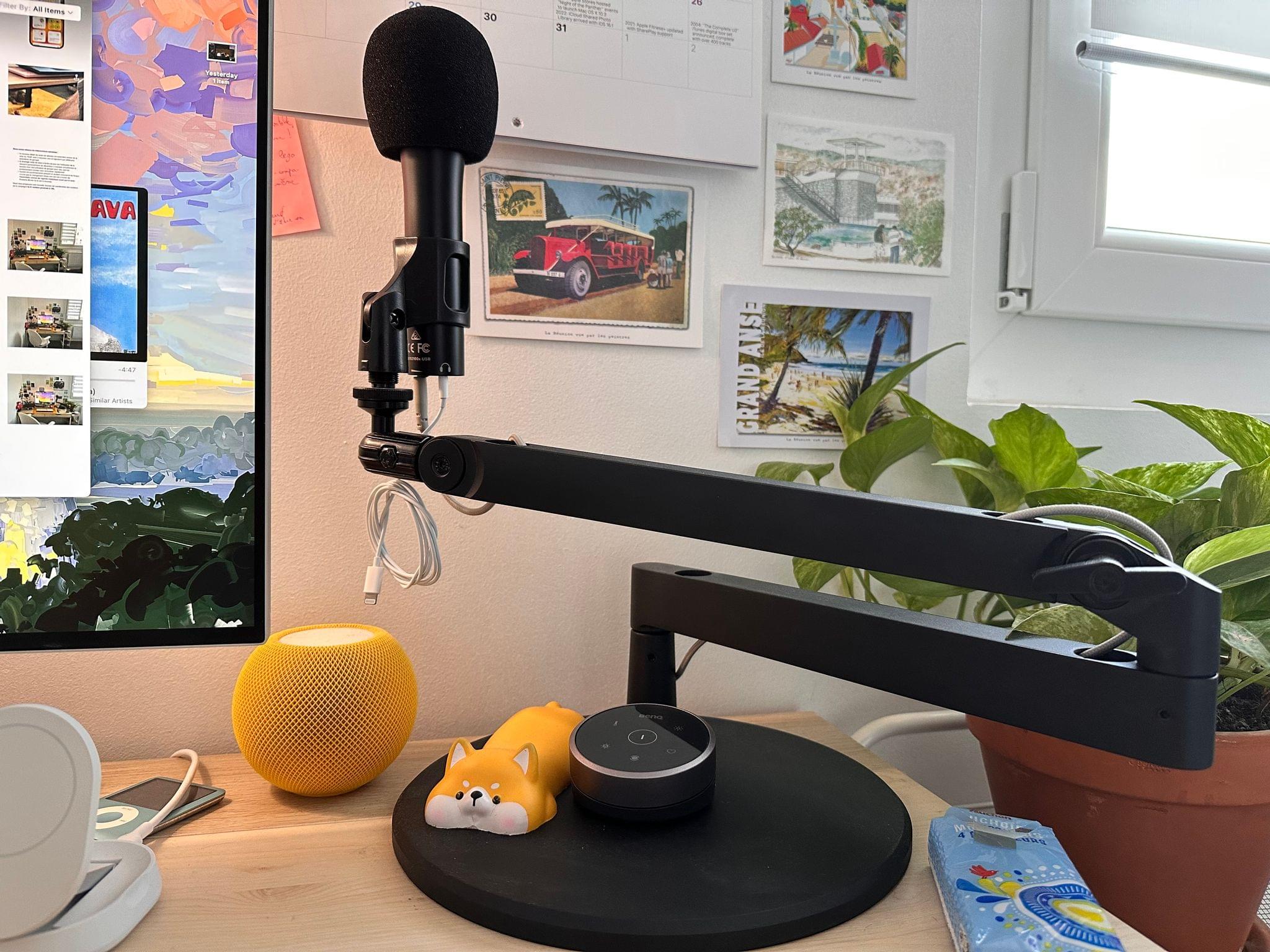 My Audio-Technica ATR2100X attached to the Elgato Wave Mic Arm LP, itself mounted to the Elgato Heavy Base